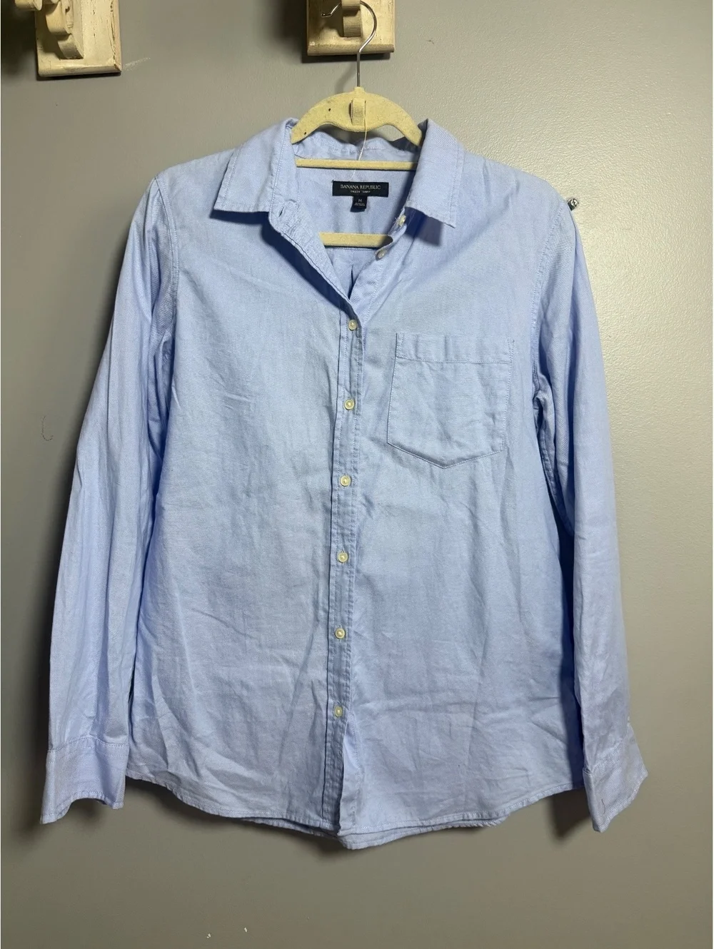 Banana Republic Women’s Oxford Boyfriend Fit Button Down Size M - Picture 2 of 5